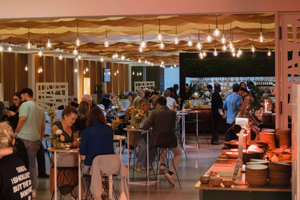 Vue globale de l'ING Arena Lounge Club avec des invités
