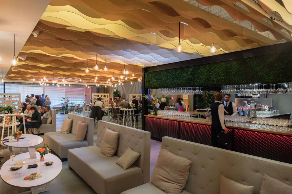 Vue de l'ING Arena Lounge Club, canapés, tables, bar