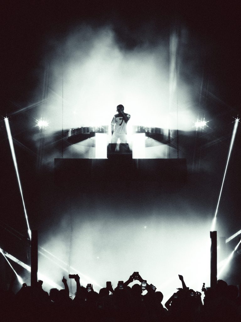 Vue de la scène de Kaytranada lors de son concert à l'ING Arena à Bruxelles